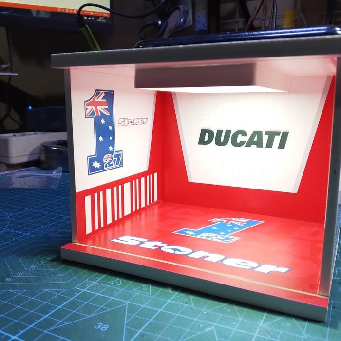 DIORAMA GARASI/PADDOCK Diecast 1/18 Ducati Casey Stoner 1