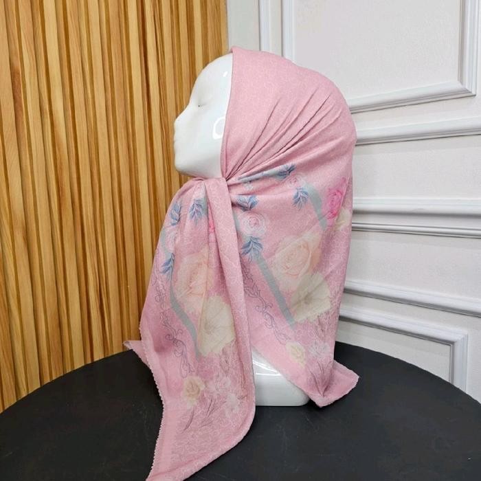 Hijab Segi Empat Voal Motif Bunga Mawar Pink