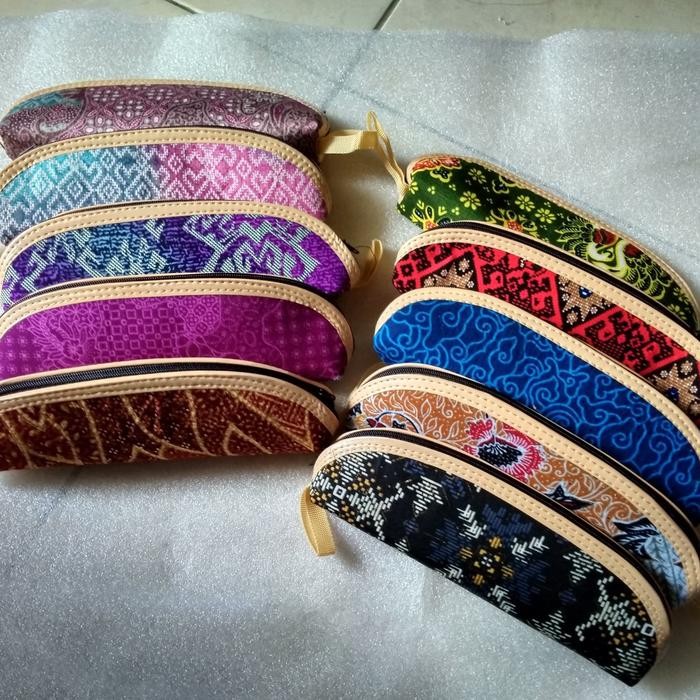 

Tempat hak pen / tempat pinsil batik