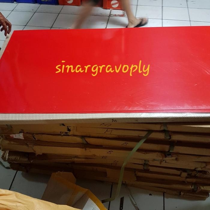 

GRAVOPLY MERAH BAHAN GRAVIR NAMETAG UKURAN 120X60CM TEBAL1.5ML