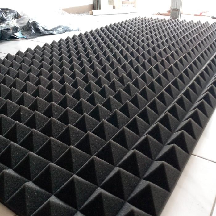 busa peredam suara piramid