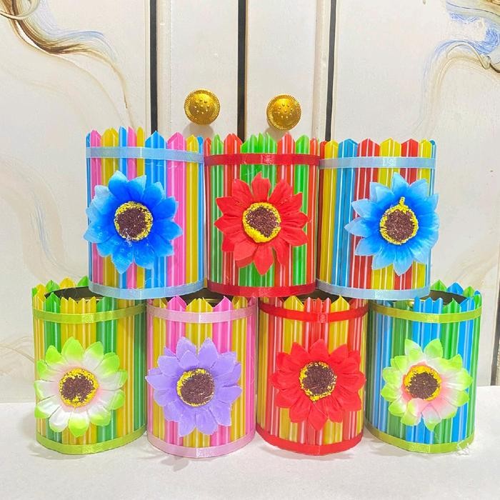 

kerajinan tempat pensil dari kaleng bekas dan sedotan