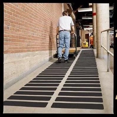 

Safety Walk Anti Slip Km Warna Hitam Ukuran 2" X 18.2M Isolasi