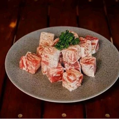 

Pilihan- Beef Saikoro Wagyu Premium Meltique / Beef Cube Premium 250 Gram