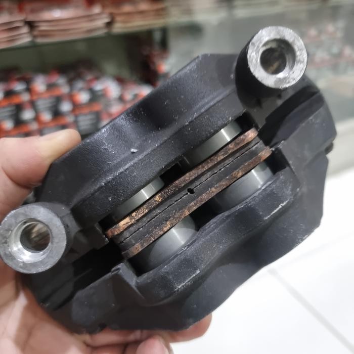 KALIPER CAKRAM DEPAN TOKICO 4 PISTON KANAN RADIAL PITCH 108 MM