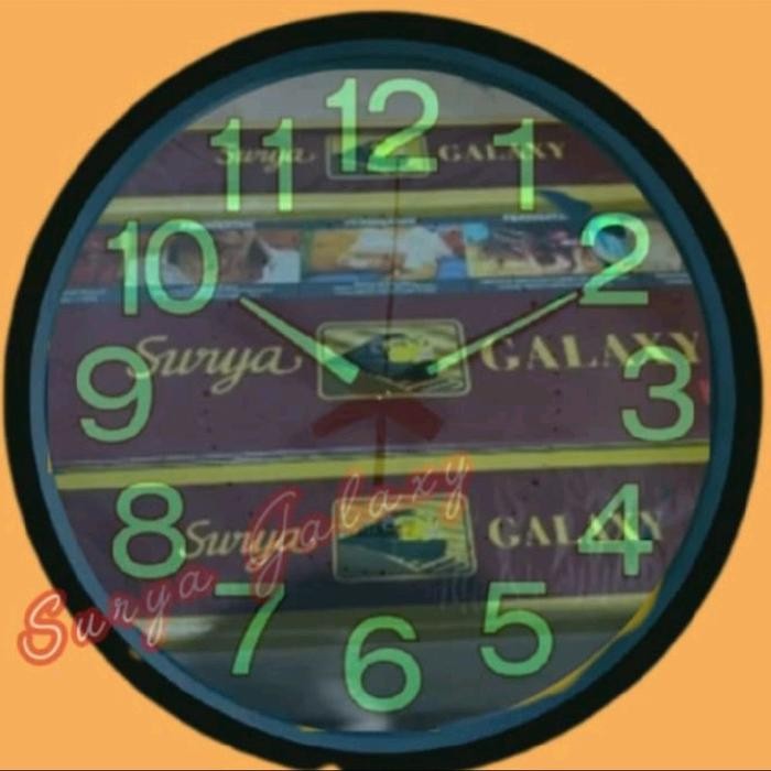 Surya Jam Dinding Castum Gambar Tulisan SRY4 G dengan Angka Galaxi Design Unik untuk Pemula Lokal