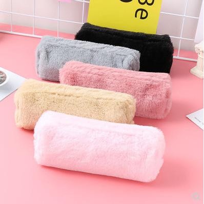 

Tempat Pensil Bulu/ Pouch Make Up Bulu Polos
