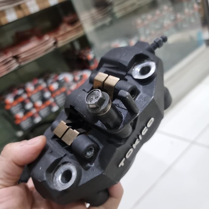 KALIPER CAKRAM DEPAN TOKICO 4 PISTON KANAN RADIAL PITCH 108 MM