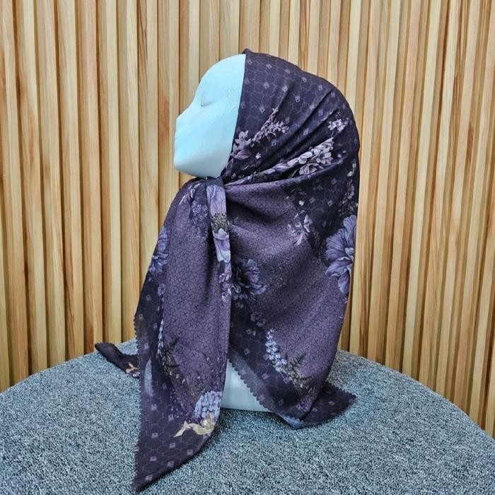 Hijab Segi Empat Voal Motif Bunga Ungu Tua Purple