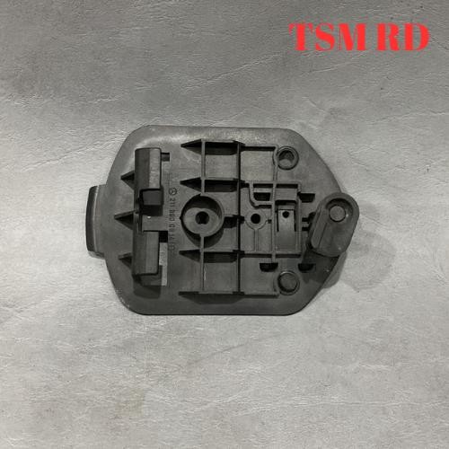 Bracket Segitiga Pengaman Belakang Mercedes Benz W211 A2118900814