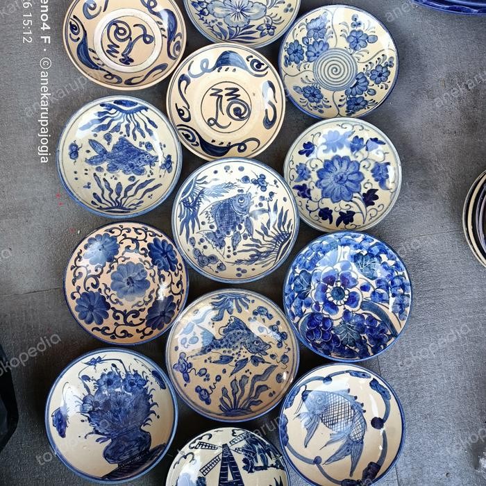 piring keramik lukis biru putih untuk dekorasi dinding