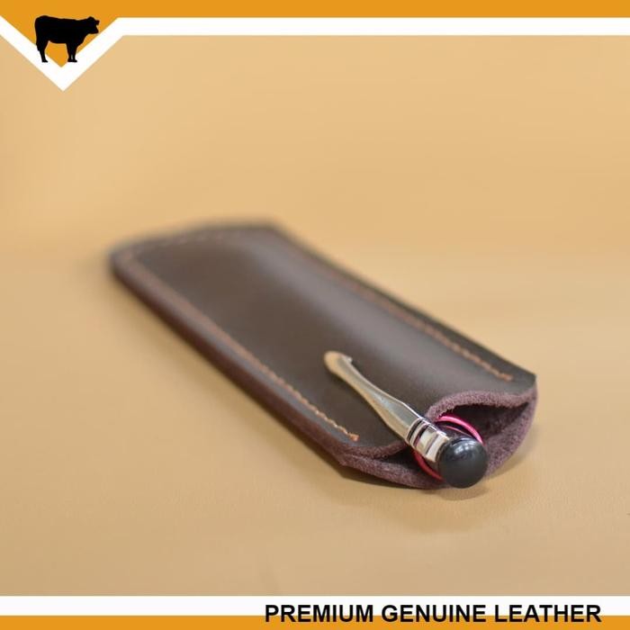 

TEMPAT PULPEN DAN PENSIL DARI KULIT ASLI WARNA DARK BROWN LEATHER GOOD