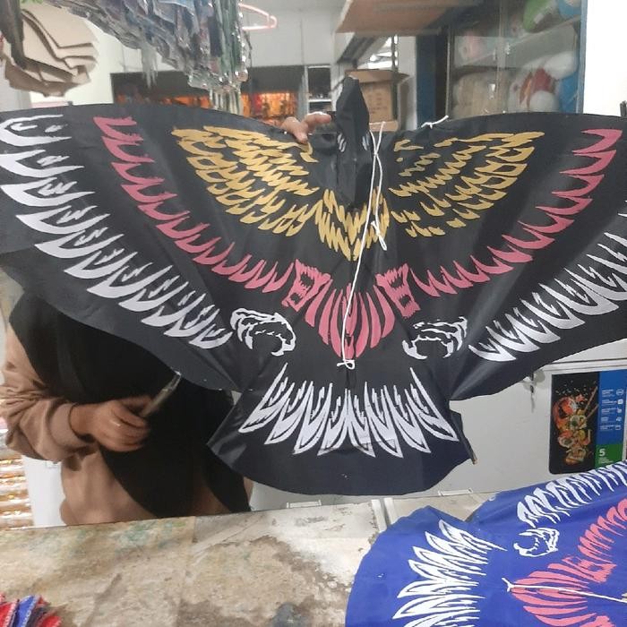 Layangan hias burung garuda