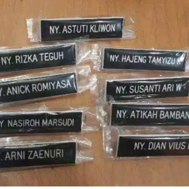 

BRG BARU Papan Nama Nametag Nama Grafo Magnet dan Peniti