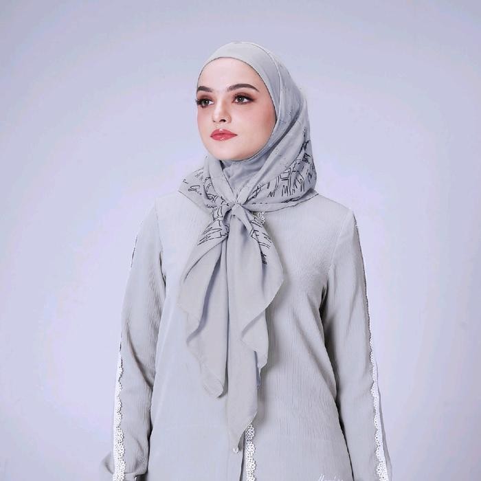 JUAL Mandjha Hijab Merciful Ash Grey Jilbab Square Voal Premium Kerudung Segi Empat by Ivan Gunawan