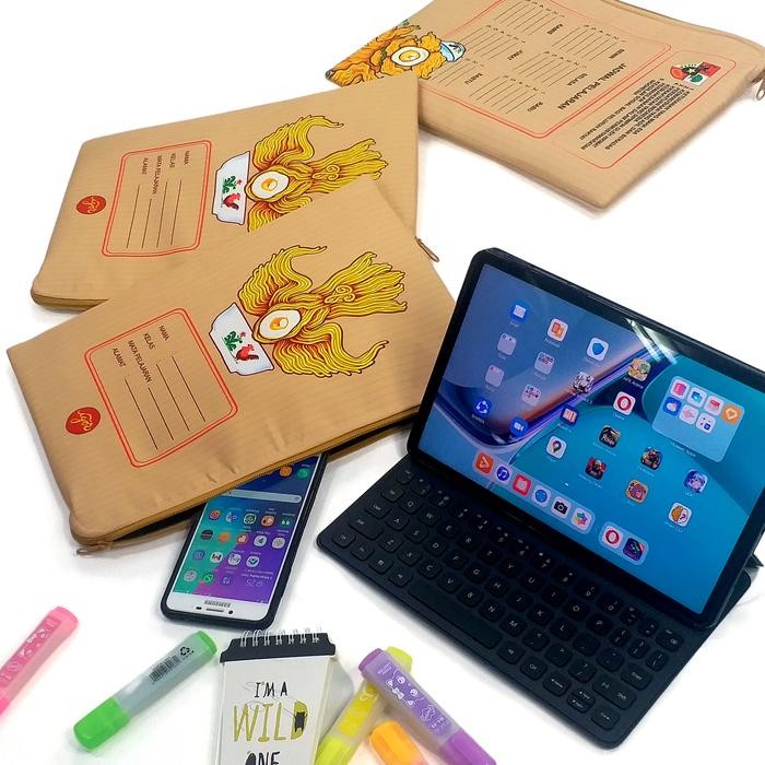 

Terlaris! Notebook Sleeve Pouch Tablet Igorsatumangkok Shrelo Motif Agenda Jadul Generasi 90An