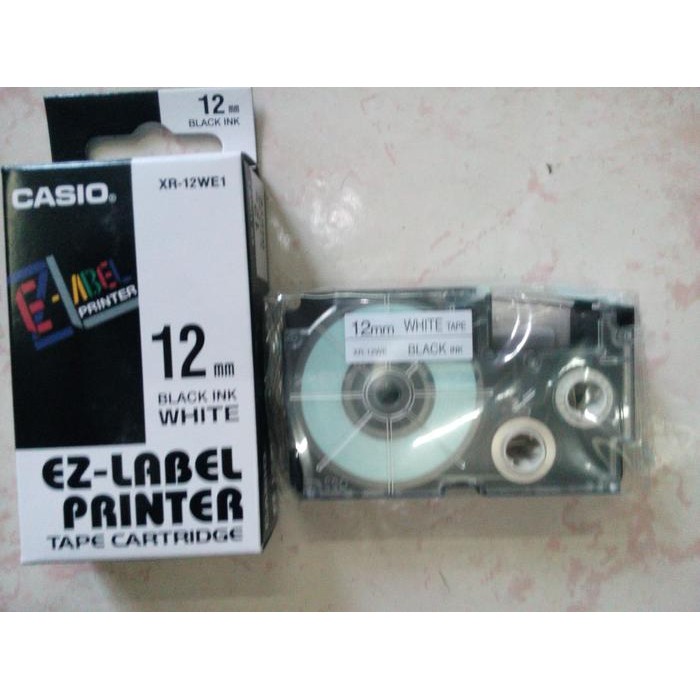 

NEW PRODUK CASIO TAPE EZ LABEL XR12WE1 BLACK IN WHITE 12MM WARUNG ARA67