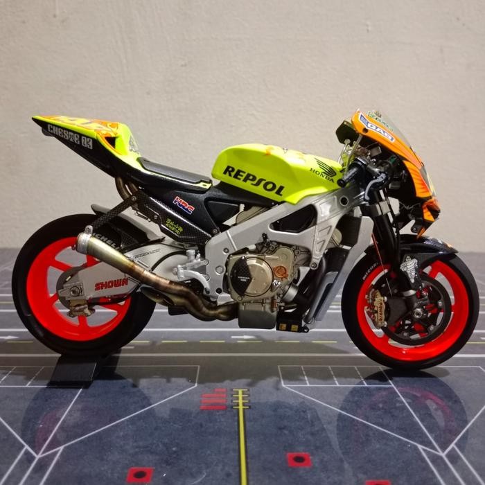 DIECAST MOTOGP HONDA RC211V VALENTINO ROSSI 2003 VALENCIA GP SKALA 12 BY TAMIYA