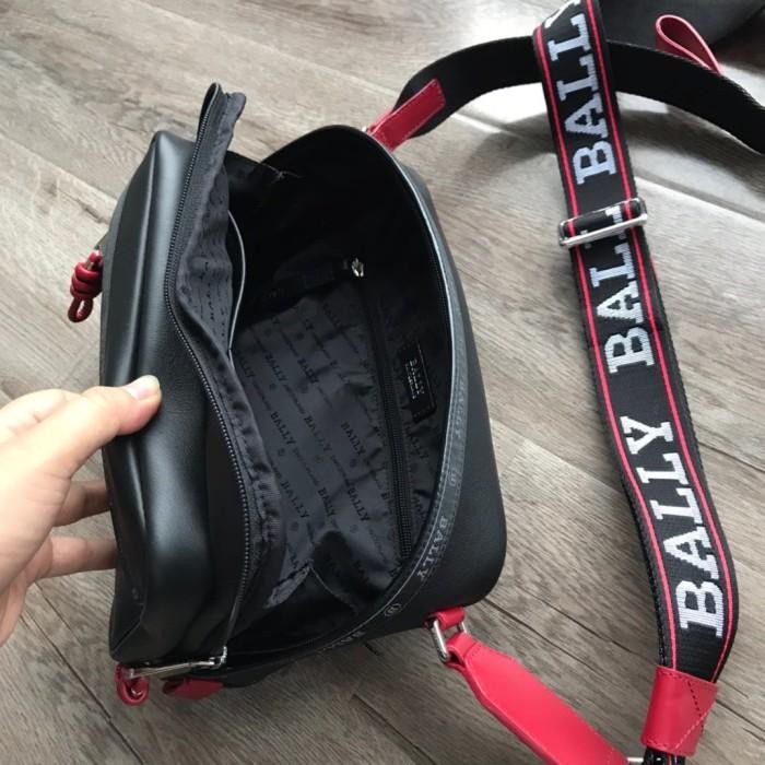 Menarik Tas Bally Hobs Square Crossbody Bag Black And Red Terlariss 