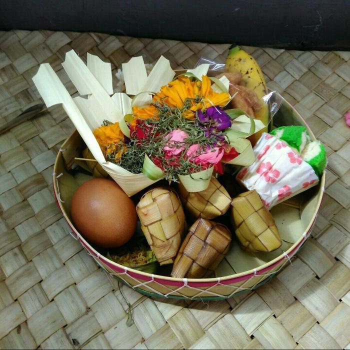 Tipat Kelanan Sesajen Khas Bali