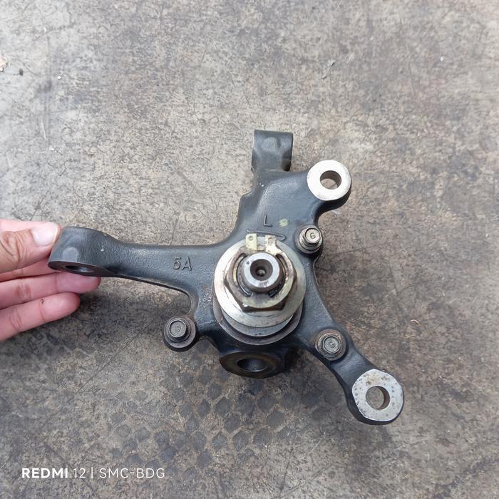 Knuckle knakel roda depan kiri L Mobil Avanza Xenia lama old copotan