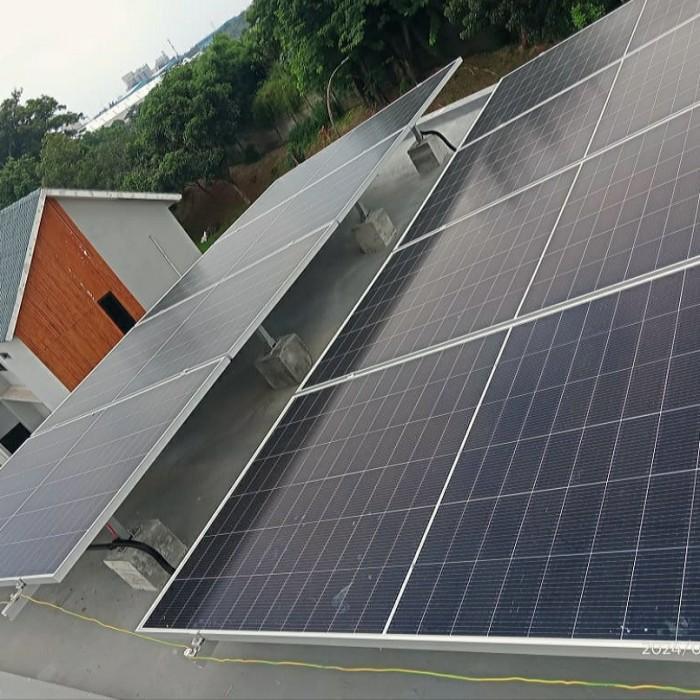 Sistem PLTS 2000 Watt Off-Grid dengan Panel Surya Solar Cell 900 Wp dan Baterai Lithium 12V 7.200Wh