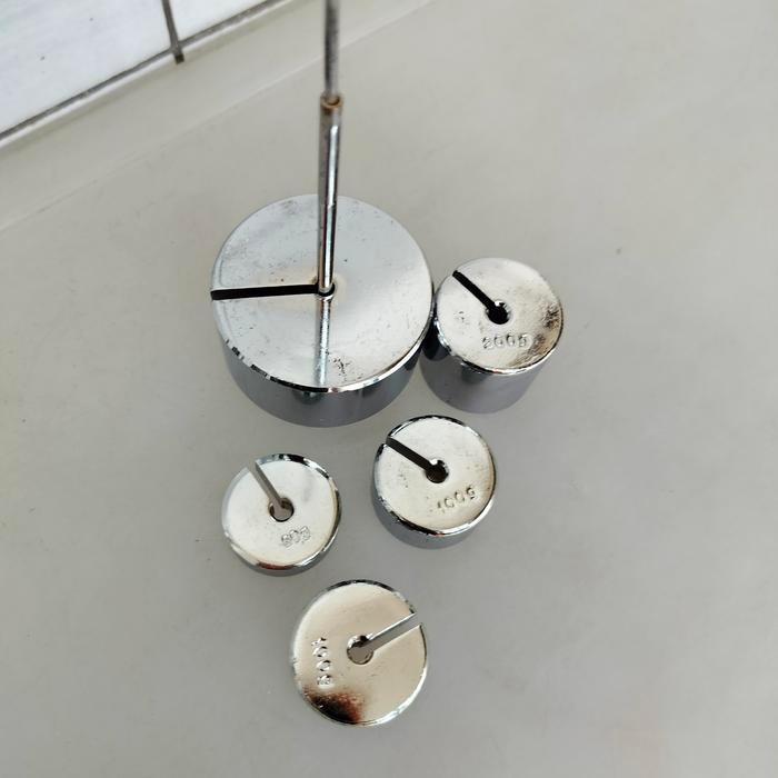 BEBAN BERCELAH 1000 GRAM DENGAN PENGGANTUNG ALAT PERAGA DENGAN BERBAGAI UKURAN ANAK TIMBANGAN