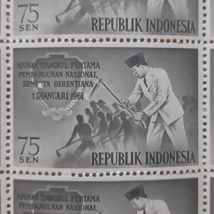 Perangko Indonesia 1961 Ayunan Cangkul Pertama 1 prangko