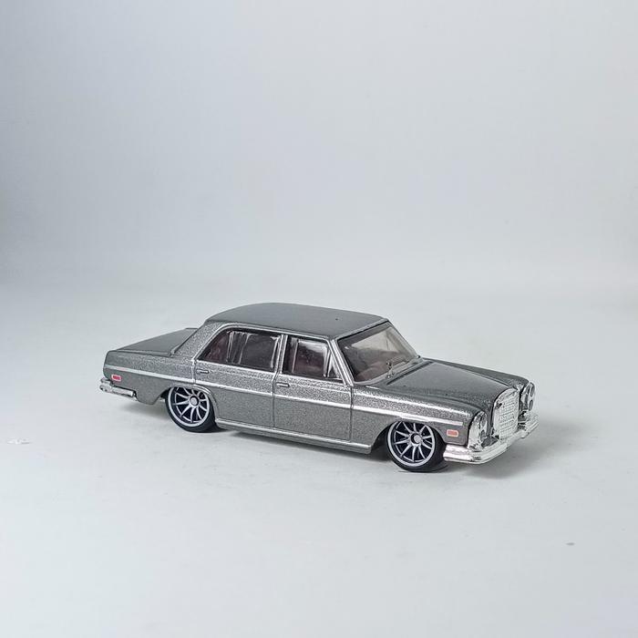 Hot Wheels 2 Pack Mercedes Benz 190E dan 72 Mercedes Benz 280 SEL 4.5