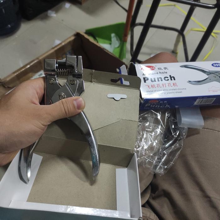 SALE Pembolong hanger gantungan