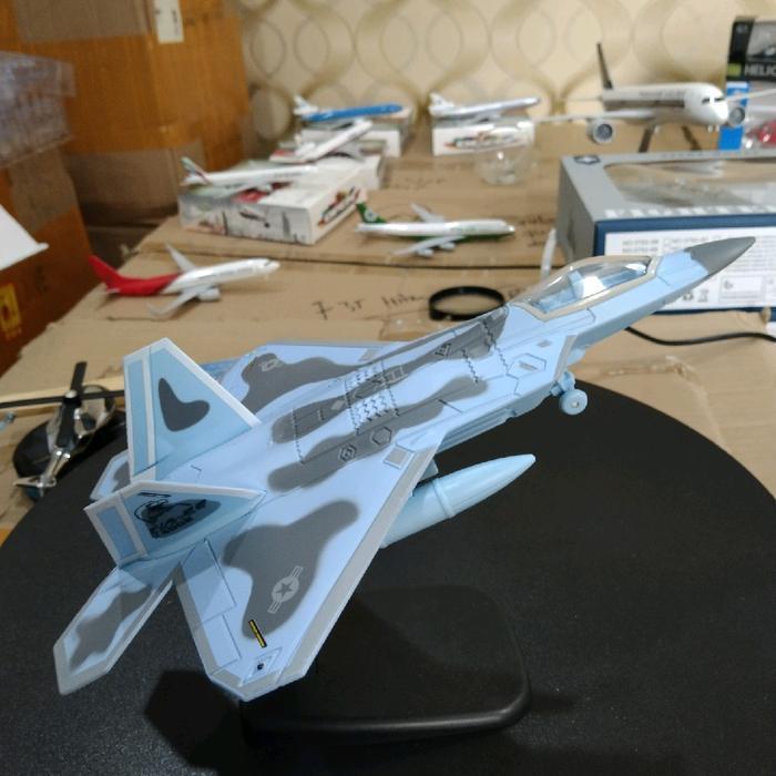 miniatur Diecast pesawat tempur f-22 raptor panjang 22 cm bahan besi ada lighting bisa bunyi