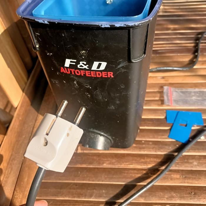 Dispenser Pakan Ikan Koi Umpan Autofeeder Kolam Otomatis Feeding Food Promo 