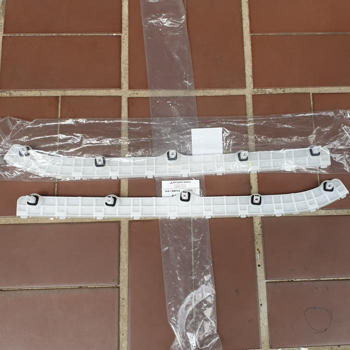Braket Bemper Belakang Asli Mitsubishi Pajero Sport
