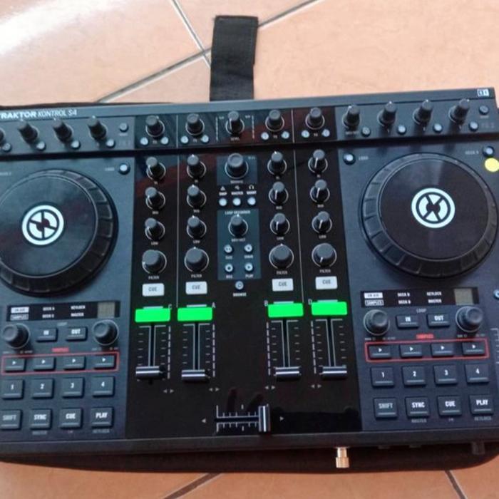 DJ CONTROLLER NATIVE INSTRUMENT TRAKTOR S4 SECOND GOOD