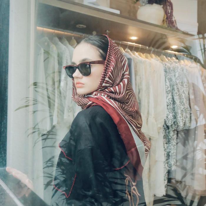 SALE KHANAAN + MENTARI SCARF + MAROON