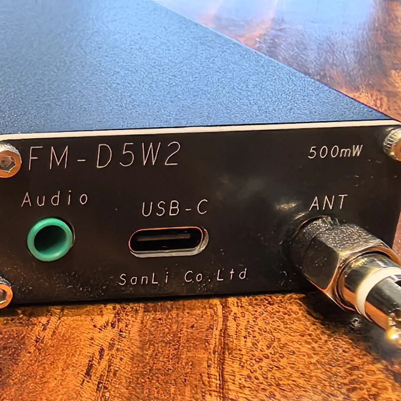 2KM FM TRANSMITTER DIGITAL DISPLAY 0.5W 500MW STEREO 76-108M STEREO FM TRANSMITTER AUDIO SIGNAL