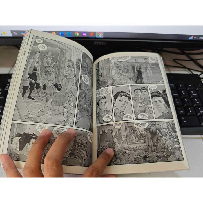Comic Invincible Book 25 series Bahasa Inggris - Hitam-Putih