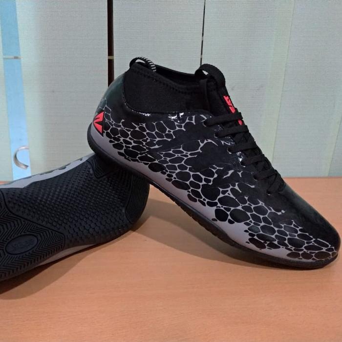 Sepatu Futsal 2Beat Silva Abu Hitam Merah - 40