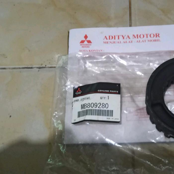 Karet Tatakan Per Shock Breaker Belakang Lancer Cedia Cs3 Cs5 Original Resmi Mitsubishi 1Pcs