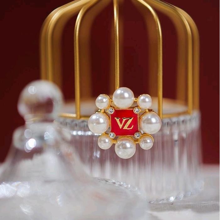 VIZUBEDI - VZ Luxia Brooch - Barbados Cherry