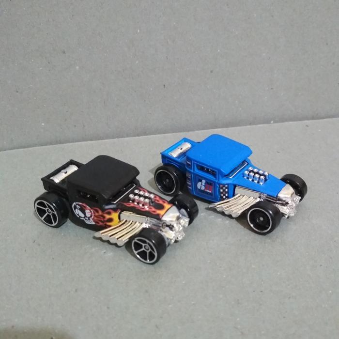 HOTWHEELS SET BONE SHAKER