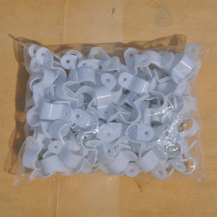 KLEM CLAMP PIPA PVC CONDUIT LISTRIK OMEGA PUTIH GRADEORI CLIPSAL 20 MM