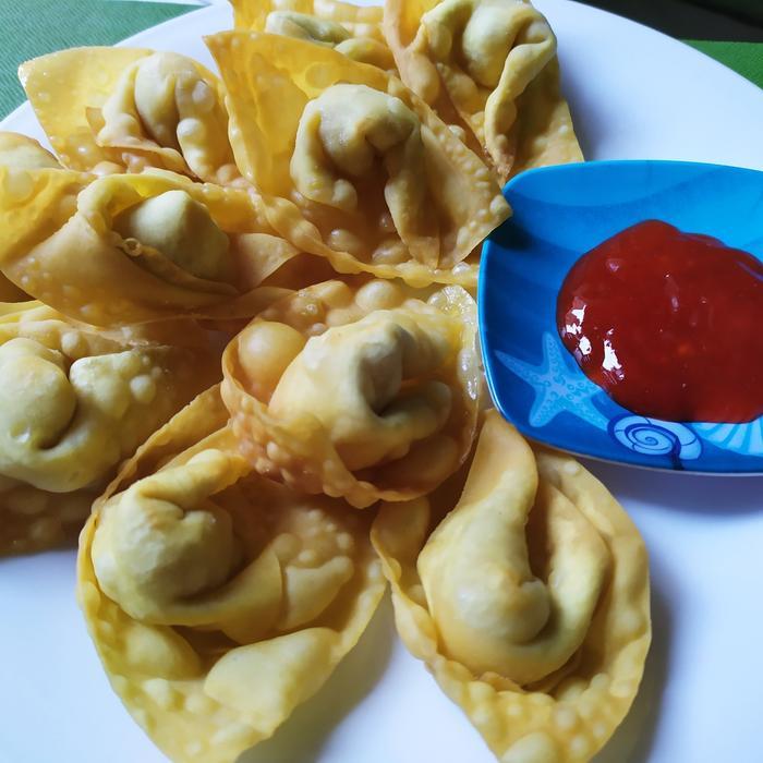 SALE pangsit isi ayam rebus dan goreng frozen