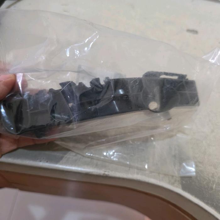 Bracket Breket Bumper Depan Kanan Pajero Sport 2021-2025 6400J524