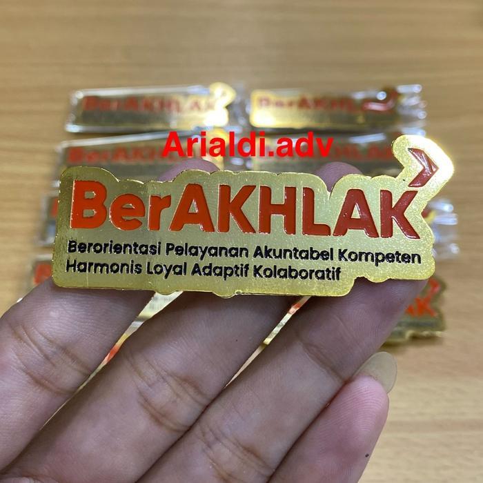 Pin Berakhlak Kuningan Sepuh Emas Magnet Pin Berakhlak Kuningan Magnet