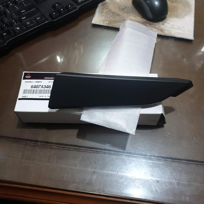 Garnish List Bumper Depan Bawah Kanan Triton Hdx 2022 6407A346