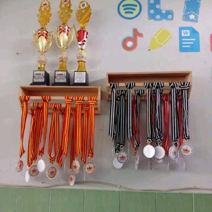 Rak Gantungan Medali Piala /Rak Piala/ Gantungan Dinding Kayu Mahoni Serbaguna