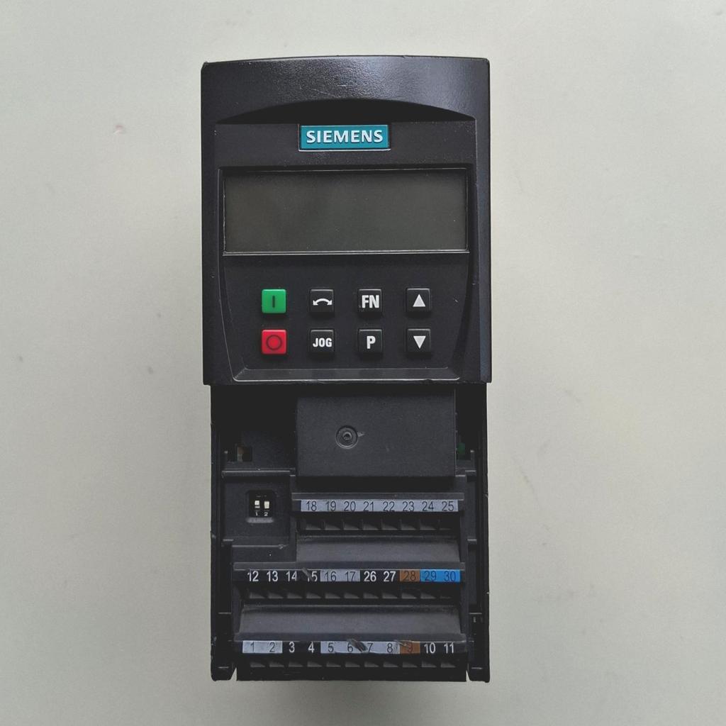 inverter siemens MICROMASTER MM440 1.1kw 400v type : 1P 6SE6440-2UD21-1AA1