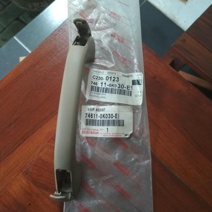 Pegangan Tangan Atas Plafon Innova Fortuner Warna Grege 74611-0K030-E1
