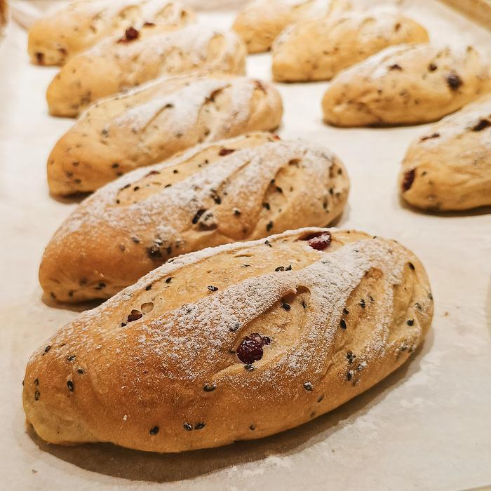 5wiq- Cranberry Cheese Sourdough Bun